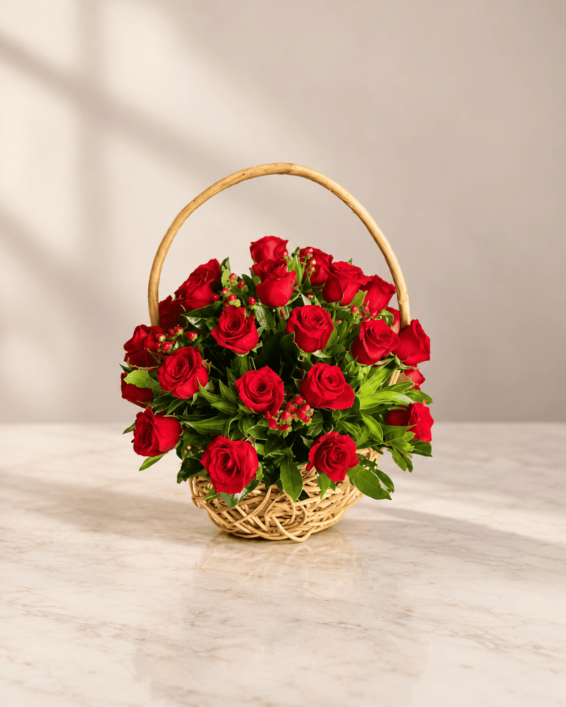 Canasta Elegancia de Rosas Rojas - Imagen 2